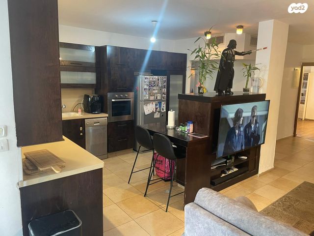 דירה, אנה פרנק, חרוזים, רמת גן