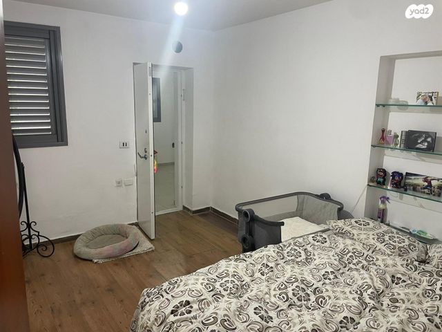 דירה, אנה פרנק, חרוזים, רמת גן