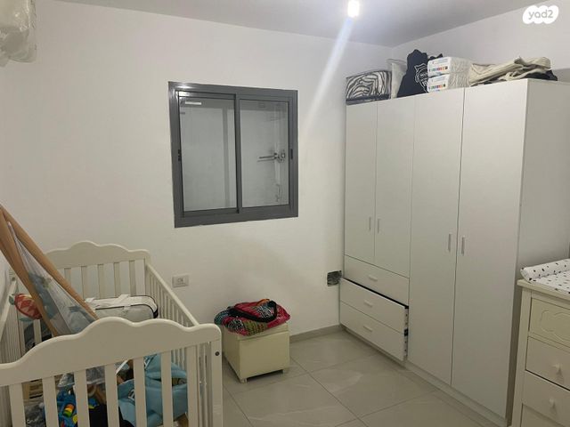 דירה, אנה פרנק, חרוזים, רמת גן