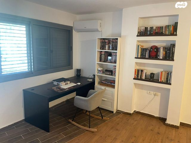 דירה, אנה פרנק, חרוזים, רמת גן