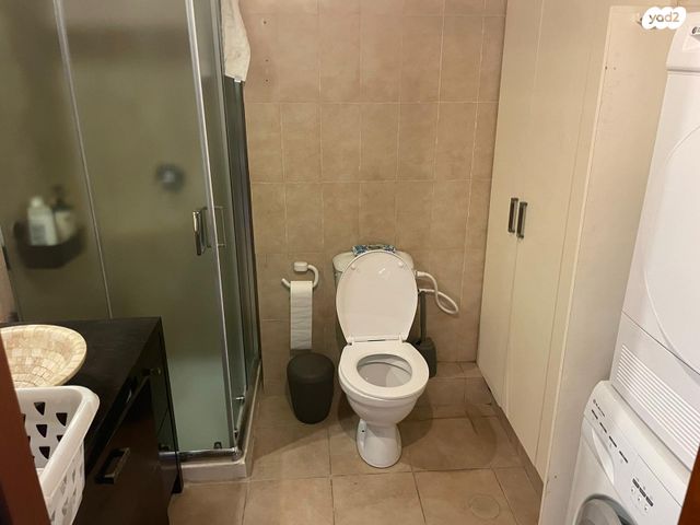 דירה, אנה פרנק, חרוזים, רמת גן