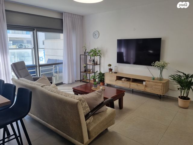 דירה, רקפת 27, הפרחים, חריש