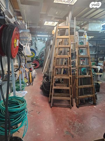 מבני תעשיה, אזור תעשיה קרית ביאליק, אזור תעשיה צור שלום, קרית ביאליק