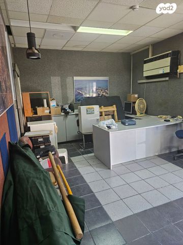 מבני תעשיה, אזור תעשיה קרית ביאליק, אזור תעשיה צור שלום, קרית ביאליק