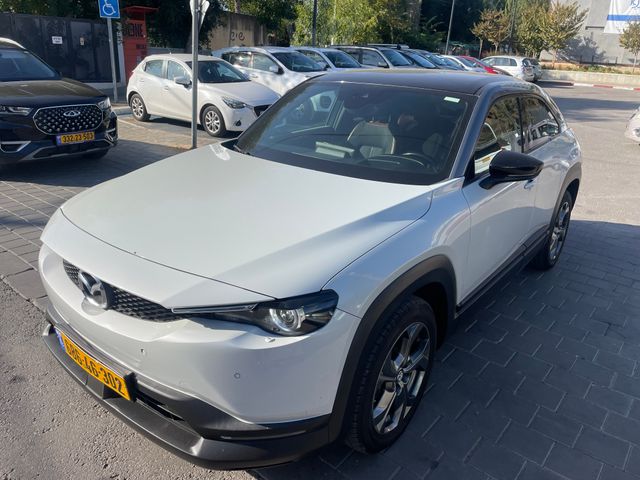 מודעת רכב מאזדה MX-30