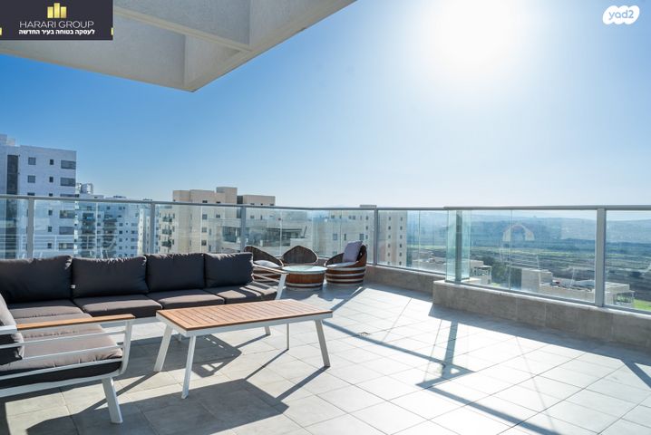 גג/ פנטהאוז, נרקיס, הפרחים, חריש