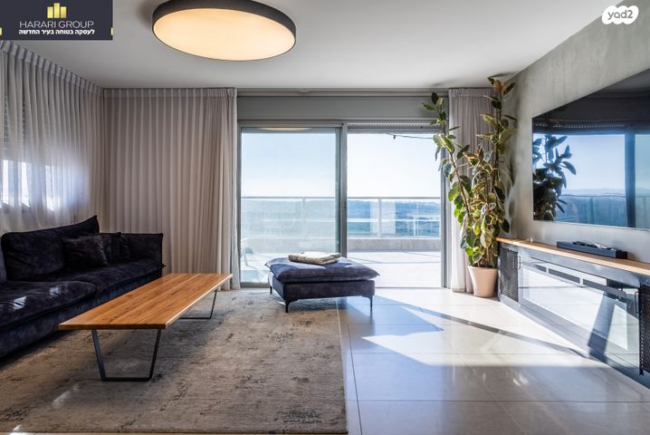 גג/ פנטהאוז, נרקיס, הפרחים, חריש