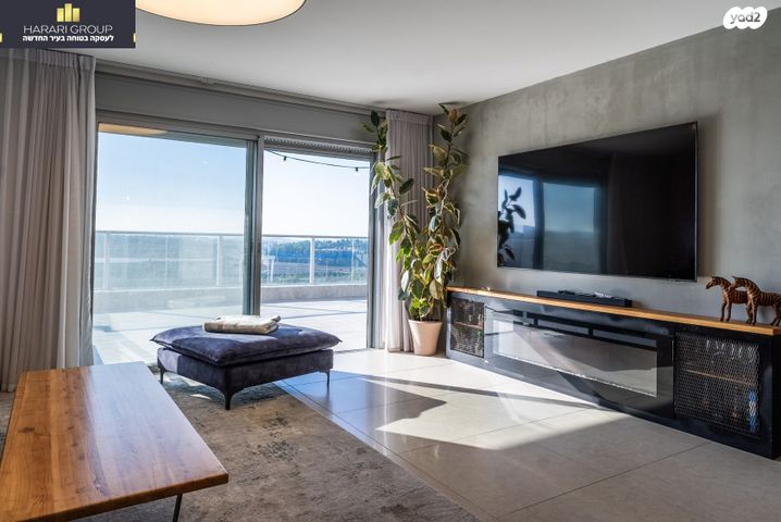 גג/ פנטהאוז, נרקיס, הפרחים, חריש