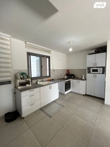 דירה, שרה אהרונסון, גדרה