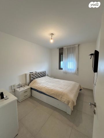 דירה, שרה אהרונסון, גדרה