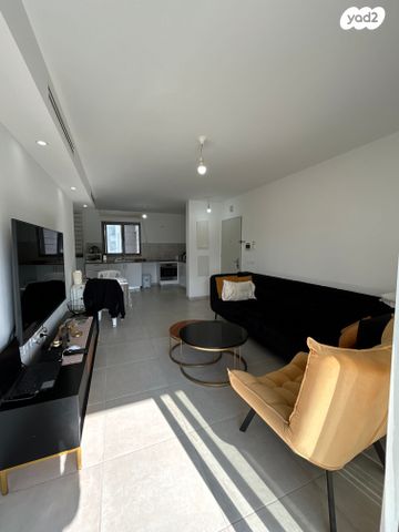 דירה, שרה אהרונסון, גדרה