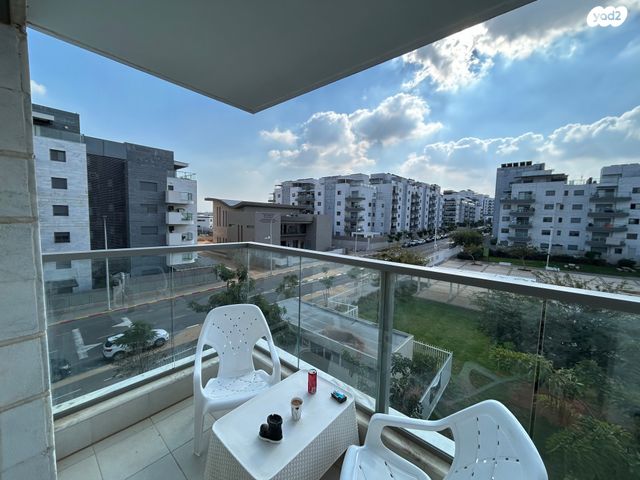 דירה, שרה אהרונסון, גדרה