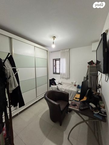 דירה, שרה אהרונסון, גדרה