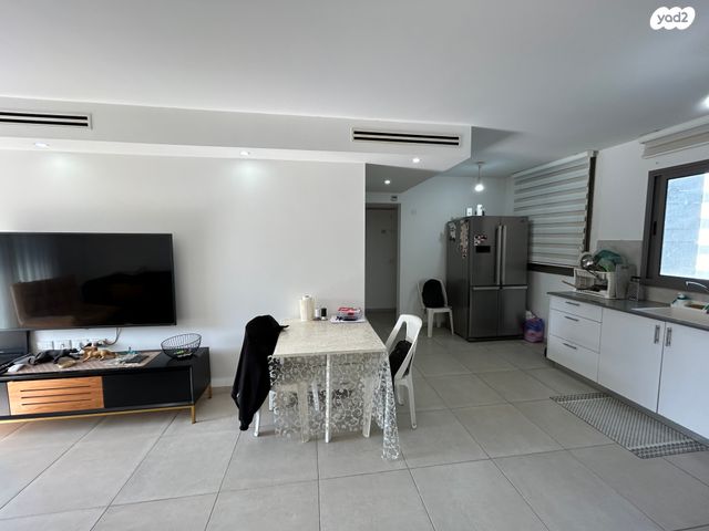 דירה, שרה אהרונסון, גדרה