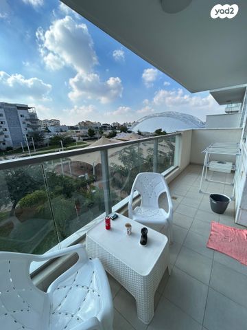 דירה, שרה אהרונסון, גדרה