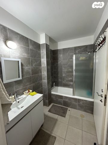 דירה, שרה אהרונסון, גדרה