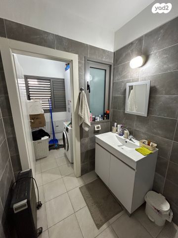 דירה, שרה אהרונסון, גדרה