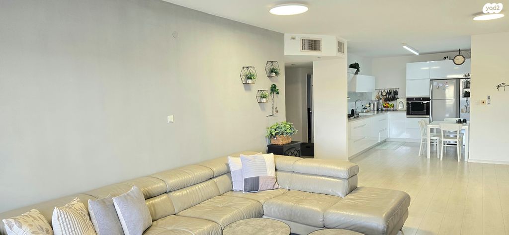 דירת גן, אורנית