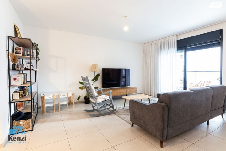 דירה, יוסי בנאי, פסגות אפק, ראש העין