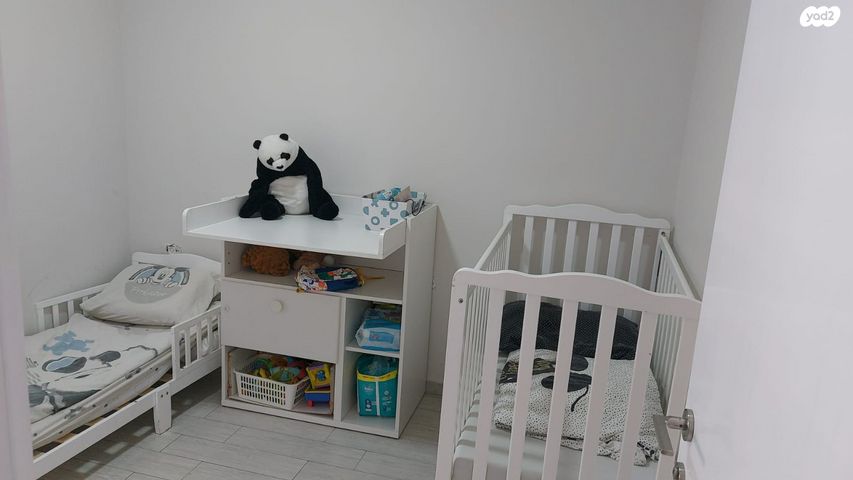 דירה, רבי לוי יצחק מברדיצ'ב, הפועל המזרחי ה', שיכון ה', בני ברק