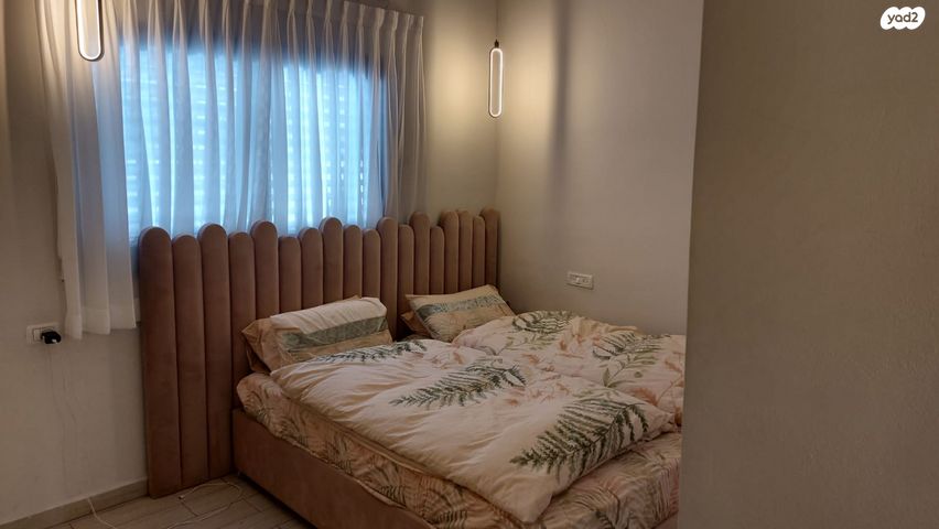 דירה, רבי לוי יצחק מברדיצ'ב, הפועל המזרחי ה', שיכון ה', בני ברק