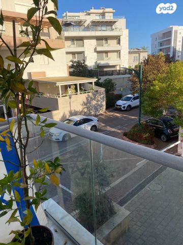 דירה, שאול המלך, הוד השרון