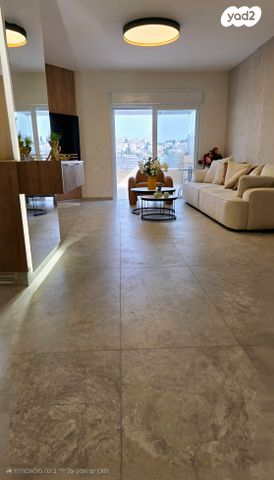 דירת גן, עת הזמיר, מגדים, מעלה אדומים