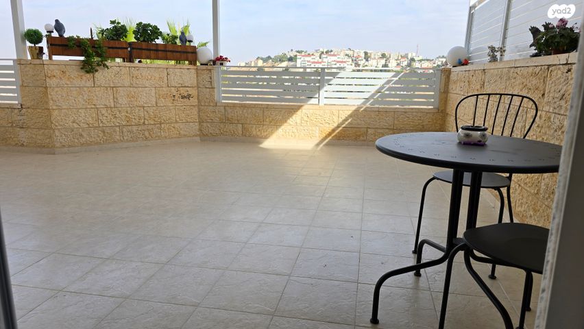 דירת גן, עת הזמיר, מגדים, מעלה אדומים