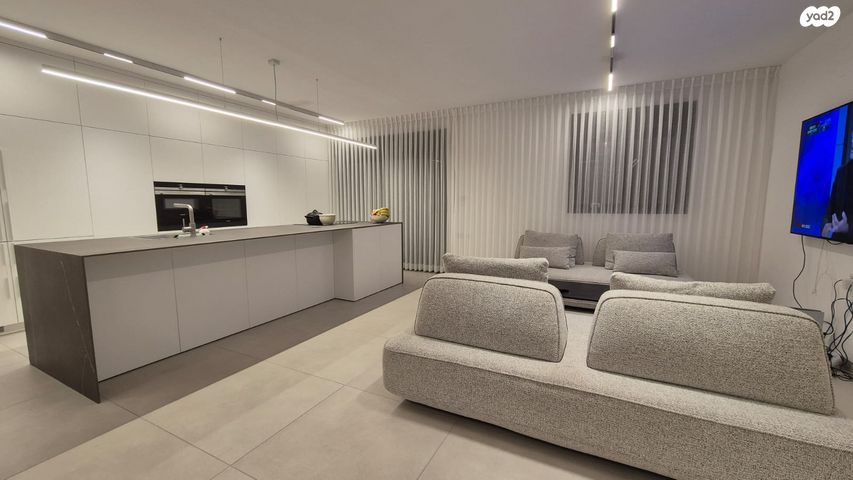 דירת גן, אסתר המלכה, האצטדיון, טבריה