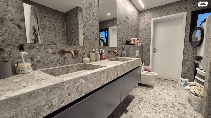 דירת גן, אסתר המלכה, האצטדיון, טבריה