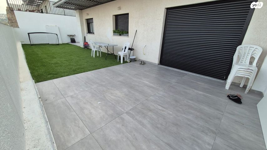 דירת גן, אסתר המלכה, האצטדיון, טבריה