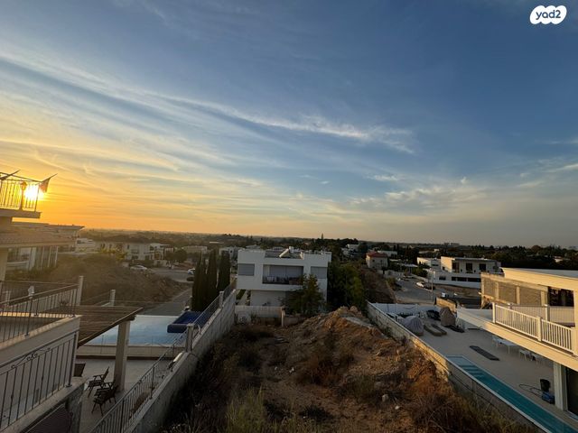 מגרשים, אירוס, אירוס