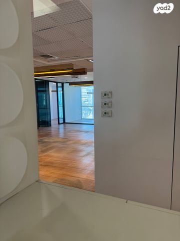 בניין משרדים, הרצליה