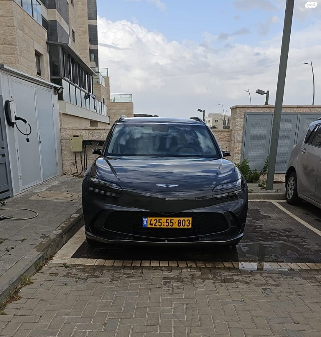 מודעת רכב ג'נסיס GV60