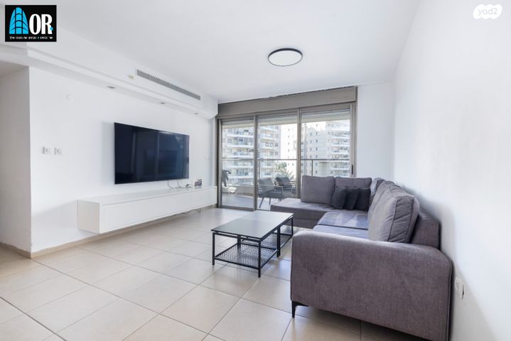 דירה, אפרים קישון, חתני פרס ישראל, באר יעקב