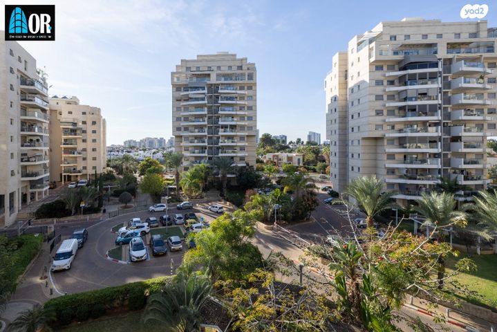 דירה, אפרים קישון, חתני פרס ישראל, באר יעקב