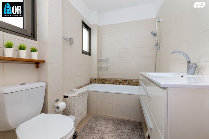 דירה, אפרים קישון, חתני פרס ישראל, באר יעקב