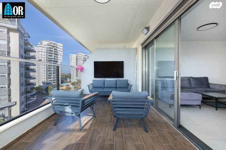 דירה, אפרים קישון, חתני פרס ישראל, באר יעקב