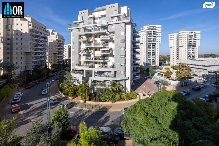 דירה, אפרים קישון, חתני פרס ישראל, באר יעקב