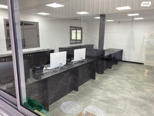 מבני תעשיה, אזור תעשיה קרית ביאליק, אזור תעשיה צור שלום, קרית ביאליק