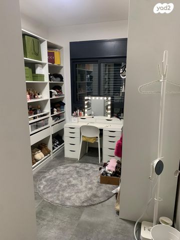 דירה, עפרה חזה, בת ים