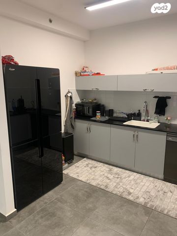 דירה, עפרה חזה, בת ים