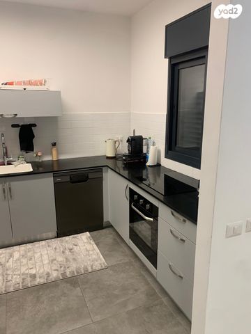 דירה, עפרה חזה, בת ים