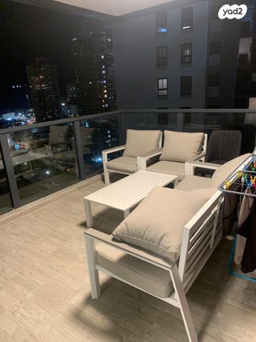 דירה, עפרה חזה, בת ים