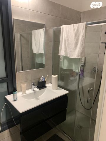 דירה, עפרה חזה, בת ים