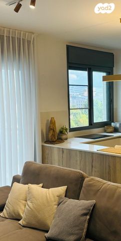 דירה, צבי מנדלבלט, הרצליה