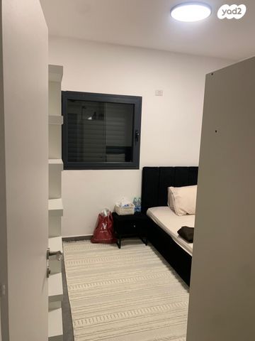 דירה, עפרה חזה, בת ים