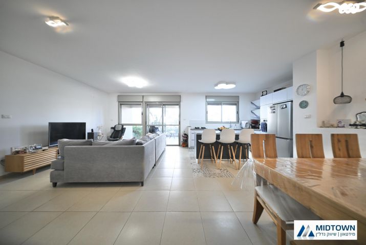 דירה, עיט, כפר סבא הצעירה, כפר סבא