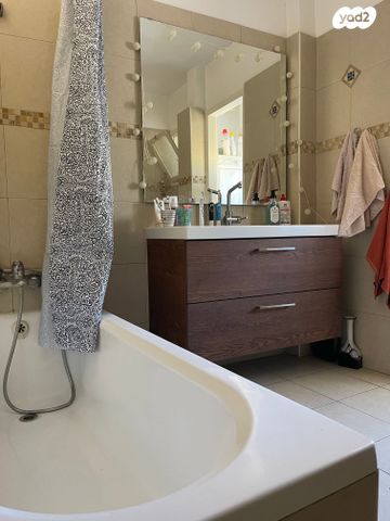 דירה, מרדכי אלקחי, ארמון הנציב, תלפיות מזרח, ירושלים