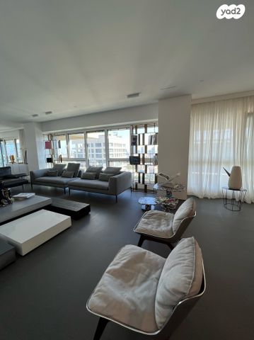 ניסים אלוני 